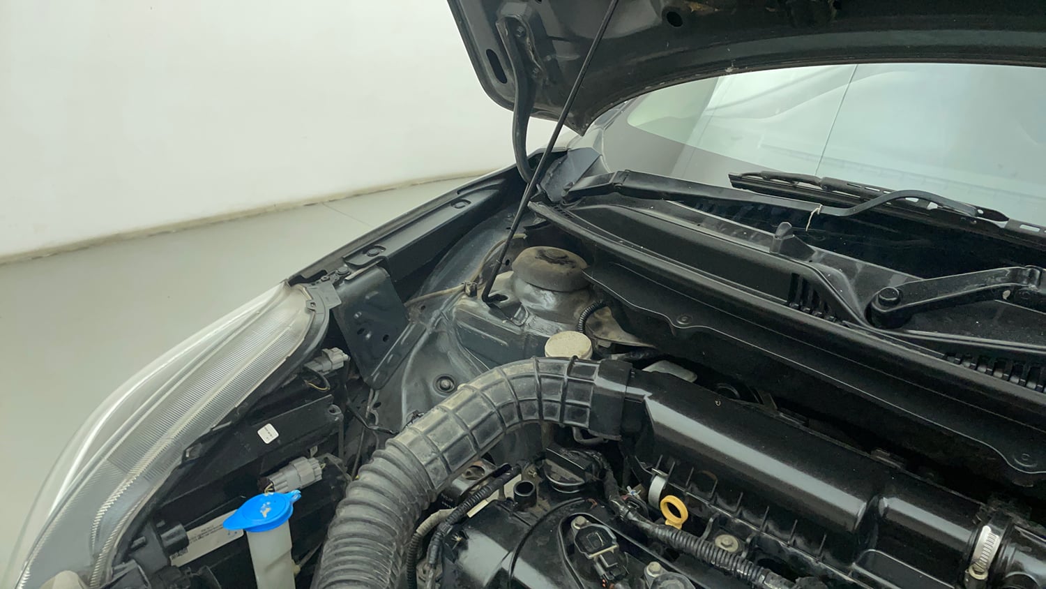 Used 2019 Maruti Suzuki Baleno Delta Petrol Manual engine ENGINE RIGHT SIDE HINGE & APRON VIEW