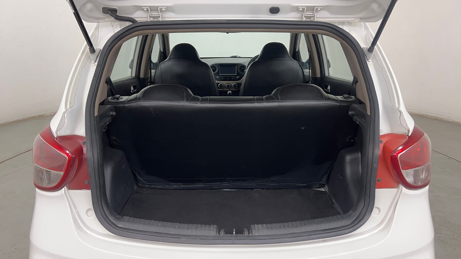 Used 2018 Hyundai Grand i10 Sportz (O) AT 1.2 Kappa VTVT Petrol Automatic interior DICKY INSIDE VIEW