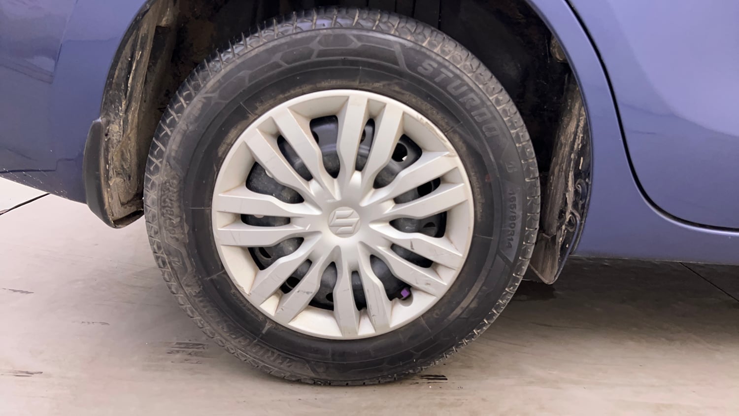 Used 2017 Maruti Suzuki Dzire VXi AMT Petrol Automatic tyres RIGHT REAR TYRE RIM VIEW