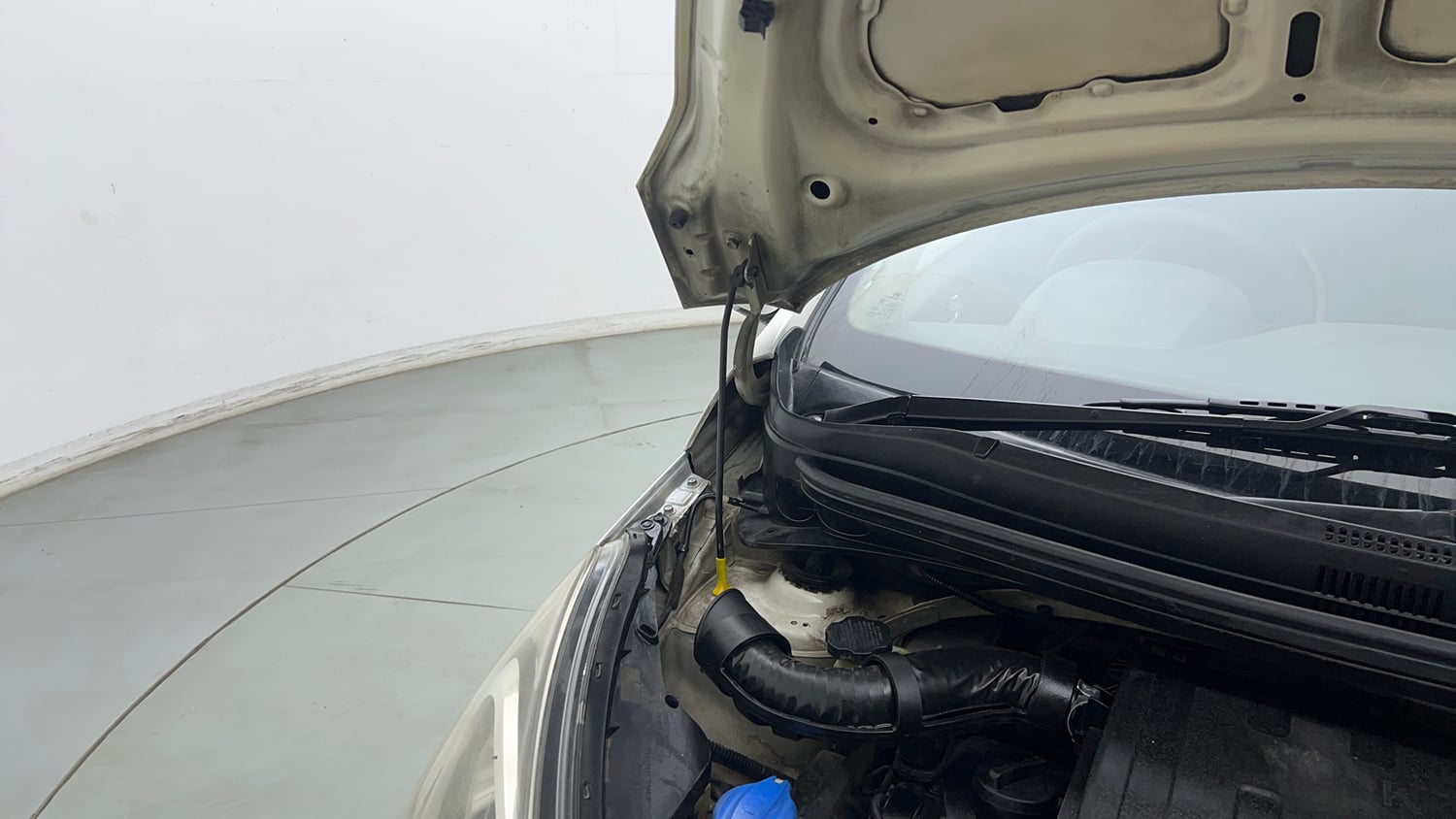 Used 2016 Hyundai Xcent S 1.2 Petrol Manual engine ENGINE RIGHT SIDE HINGE & APRON VIEW