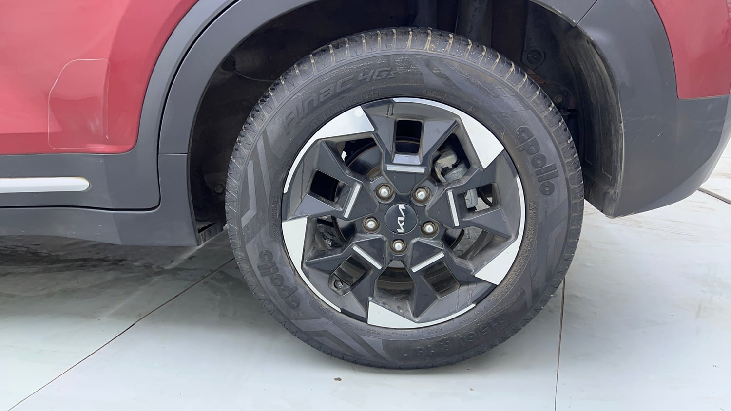 Used 2024 Kia Sonet HTX Plus 1.5 Diesel MT Diesel Manual tyres LEFT REAR TYRE RIM VIEW