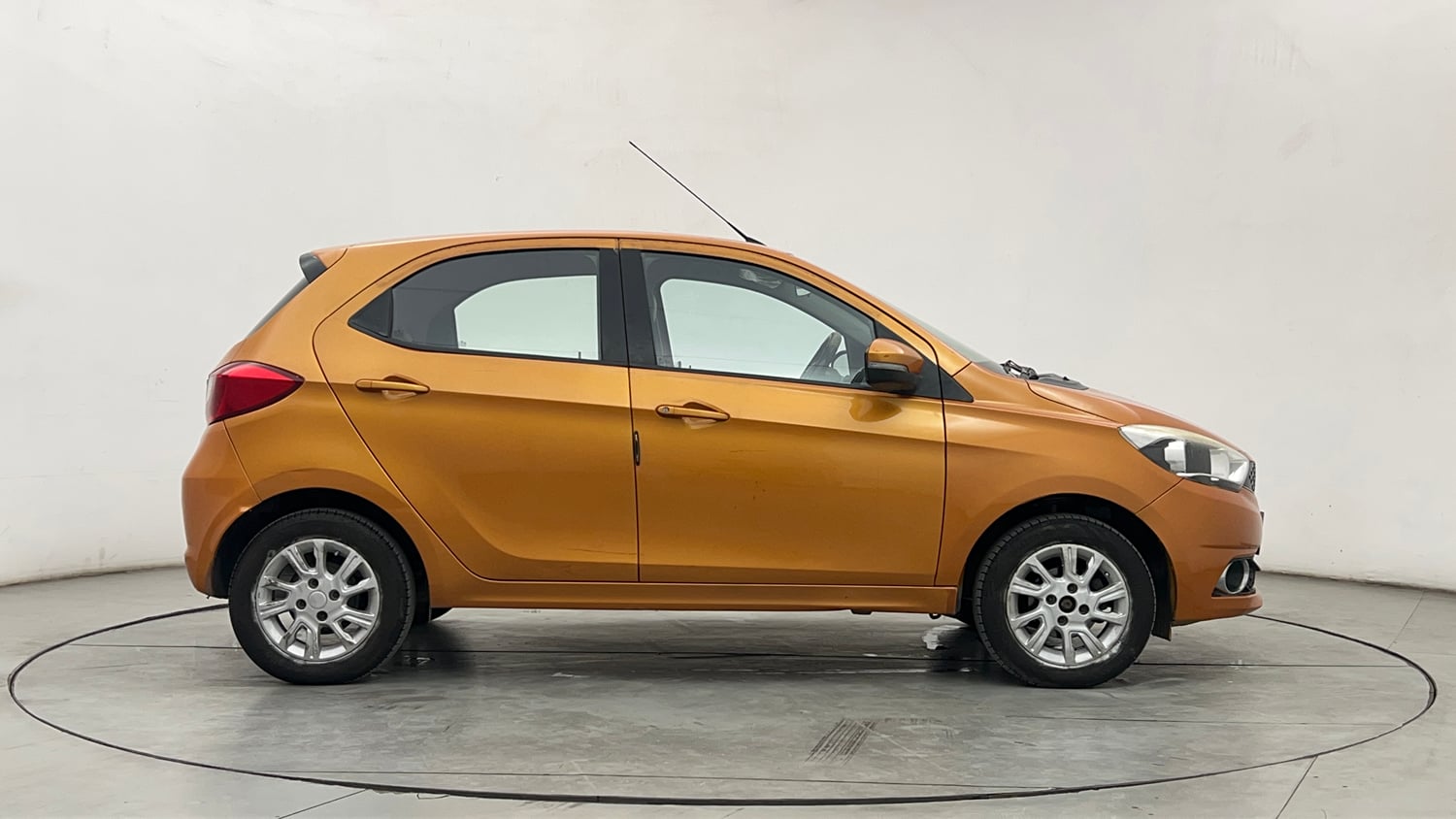 Used 2016 Tata Tiago Revotron XZ Petrol Manual exterior RIGHT SIDE VIEW