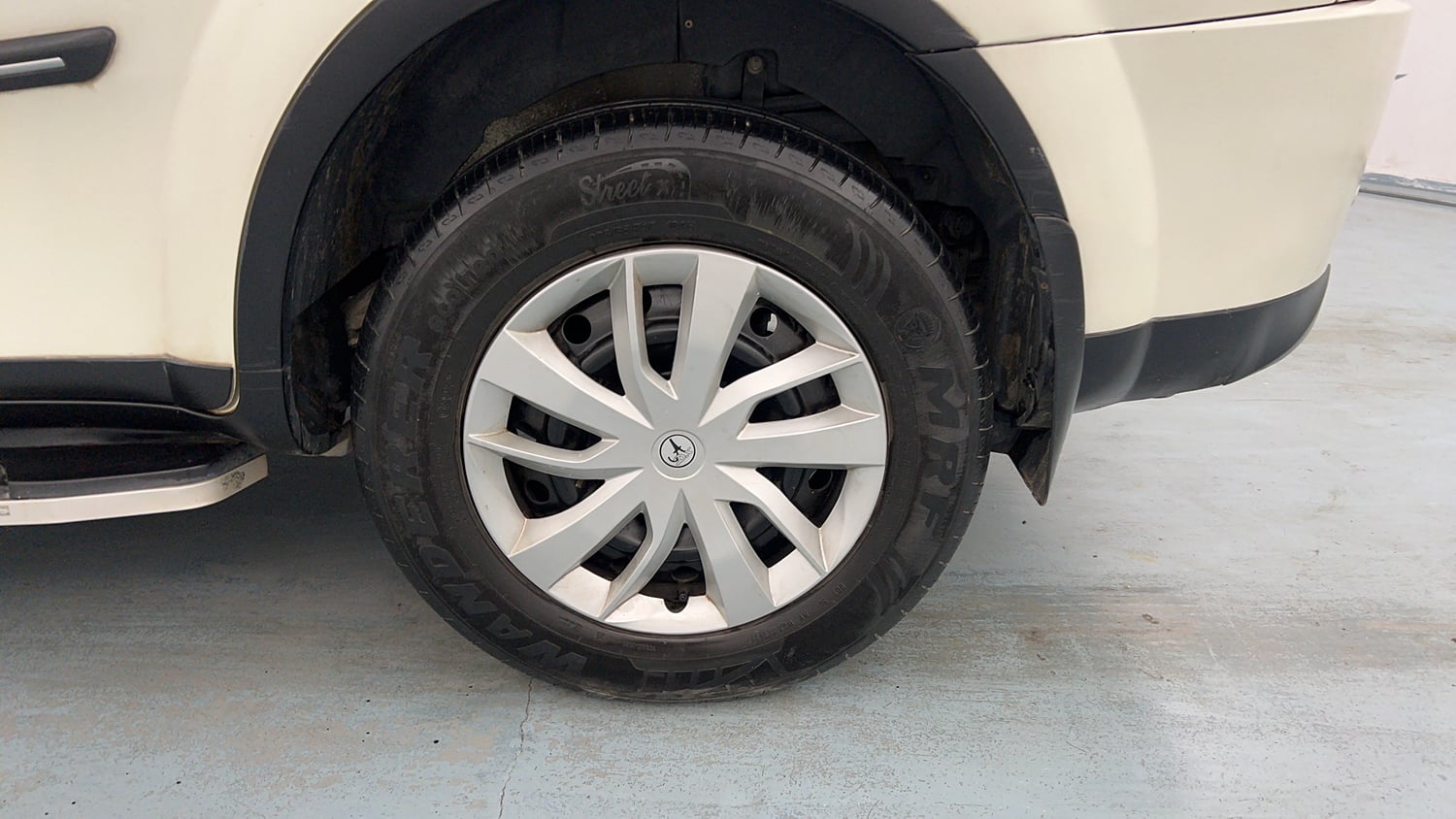Used 2018 Mahindra XUV500 W7 AT Diesel Automatic tyres LEFT REAR TYRE RIM VIEW