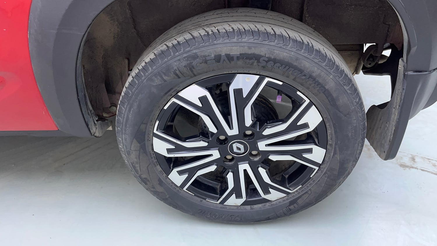 Used 2021 Renault Kiger RXZ Turbo CVT Dual Tone Petrol Automatic tyres LEFT REAR TYRE RIM VIEW