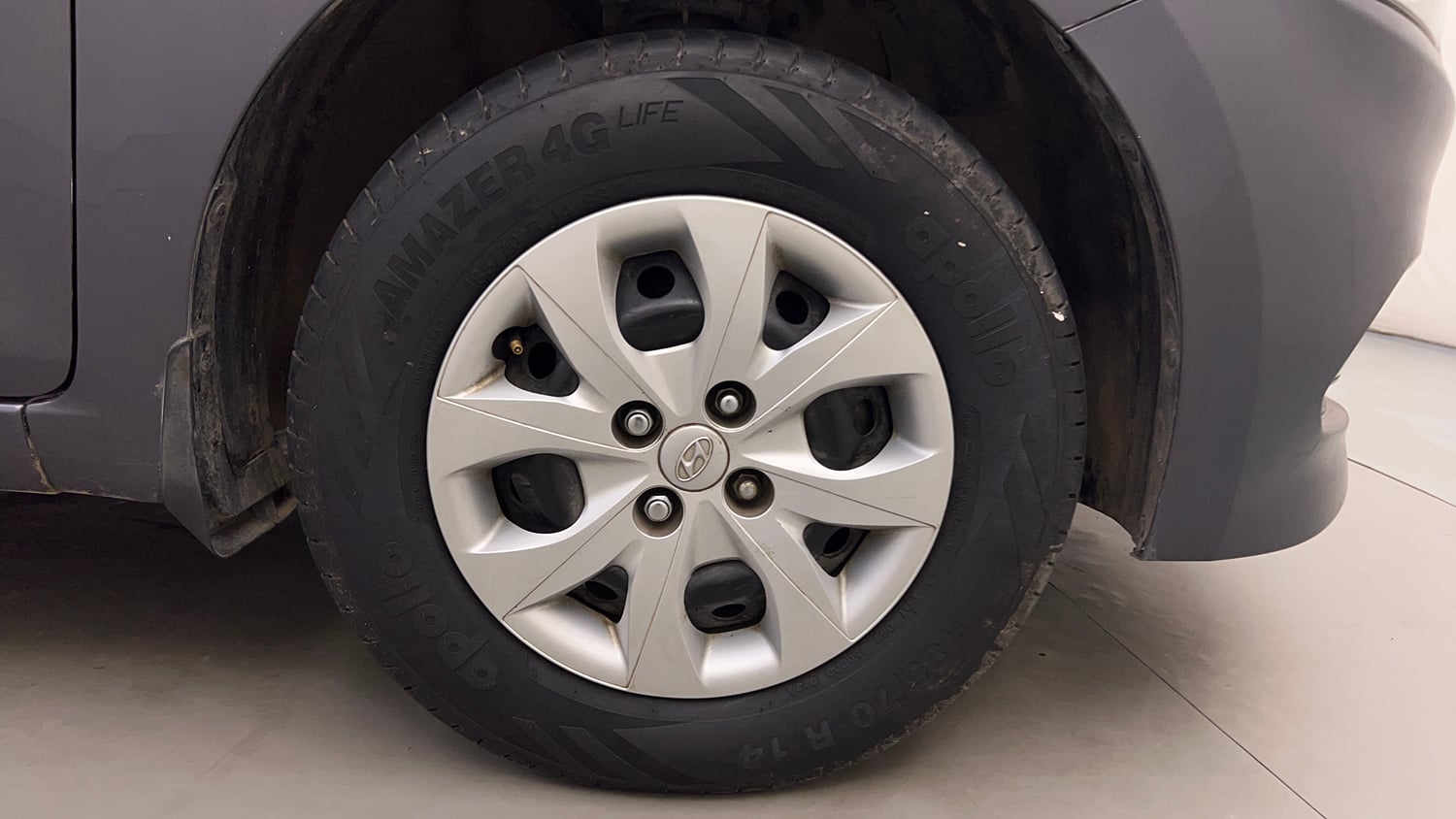 Used 2017 Hyundai Elite i20 Sportz 1.2 Petrol Manual tyres RIGHT FRONT TYRE RIM VIEW