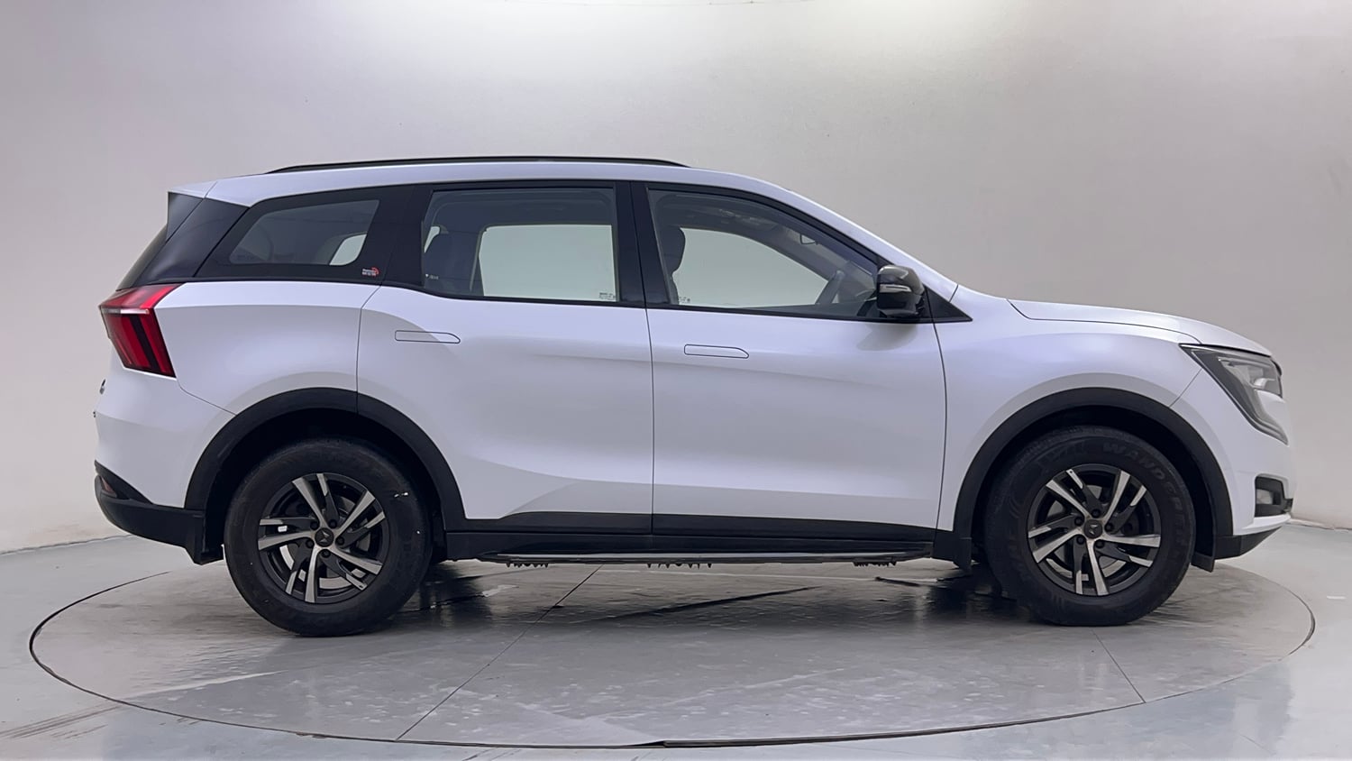 Used 2022 Mahindra XUV700 AX 5 Diesel AT 7 STR Diesel Automatic exterior RIGHT SIDE VIEW