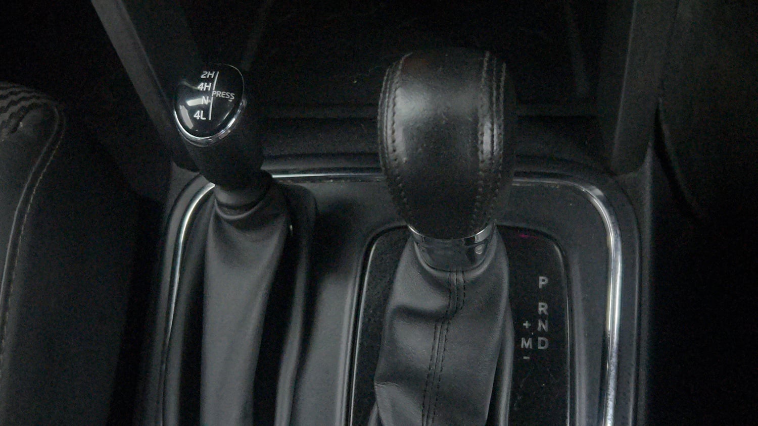 Used 2022 mahindra Thar LX Hard Top Petrol AT 4WD Petrol Automatic interior GEAR  KNOB VIEW