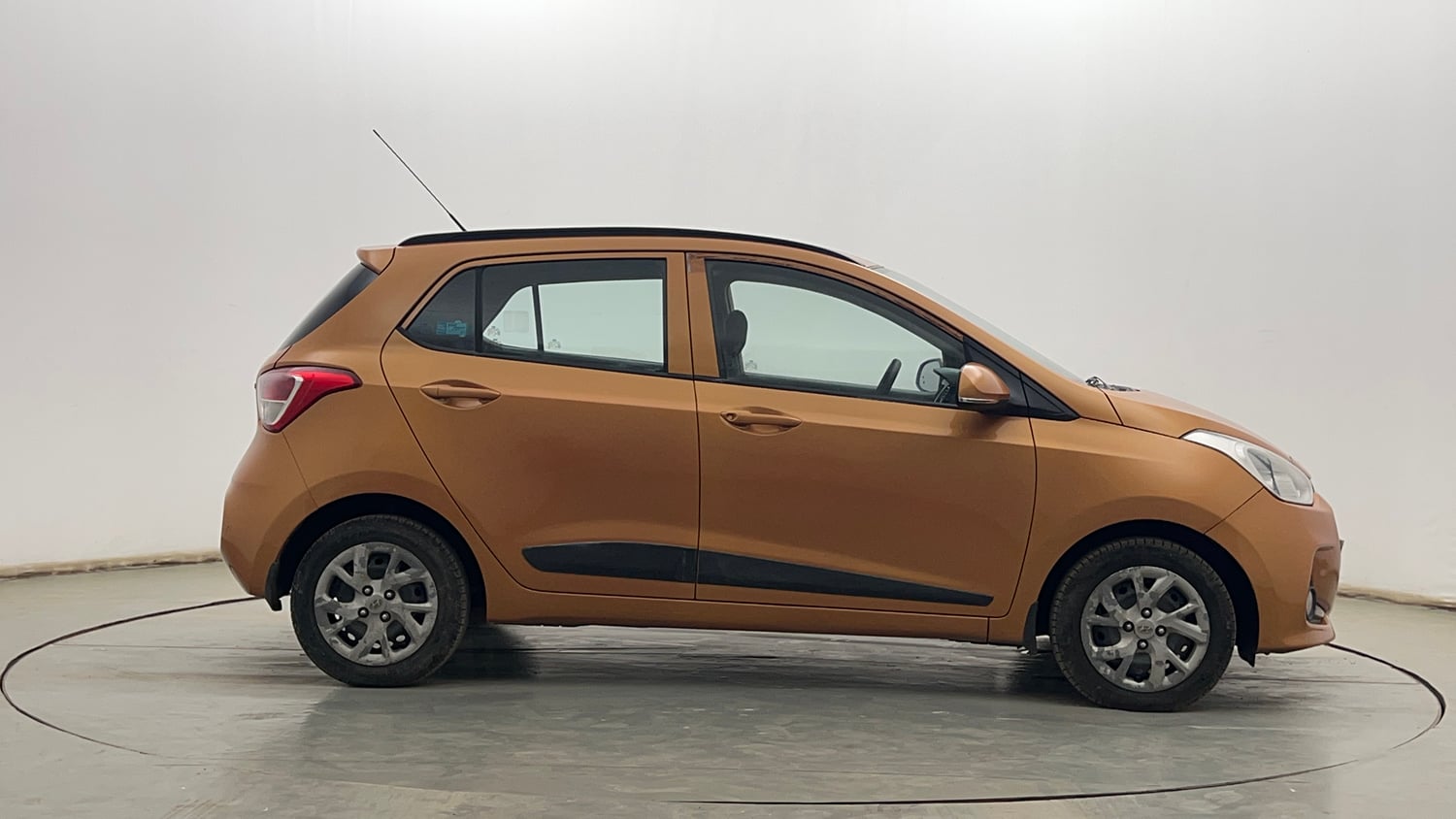 Used 2017 Hyundai Grand i10 Sportz (O) 1.2 Kappa VTVT Petrol Manual exterior RIGHT SIDE VIEW