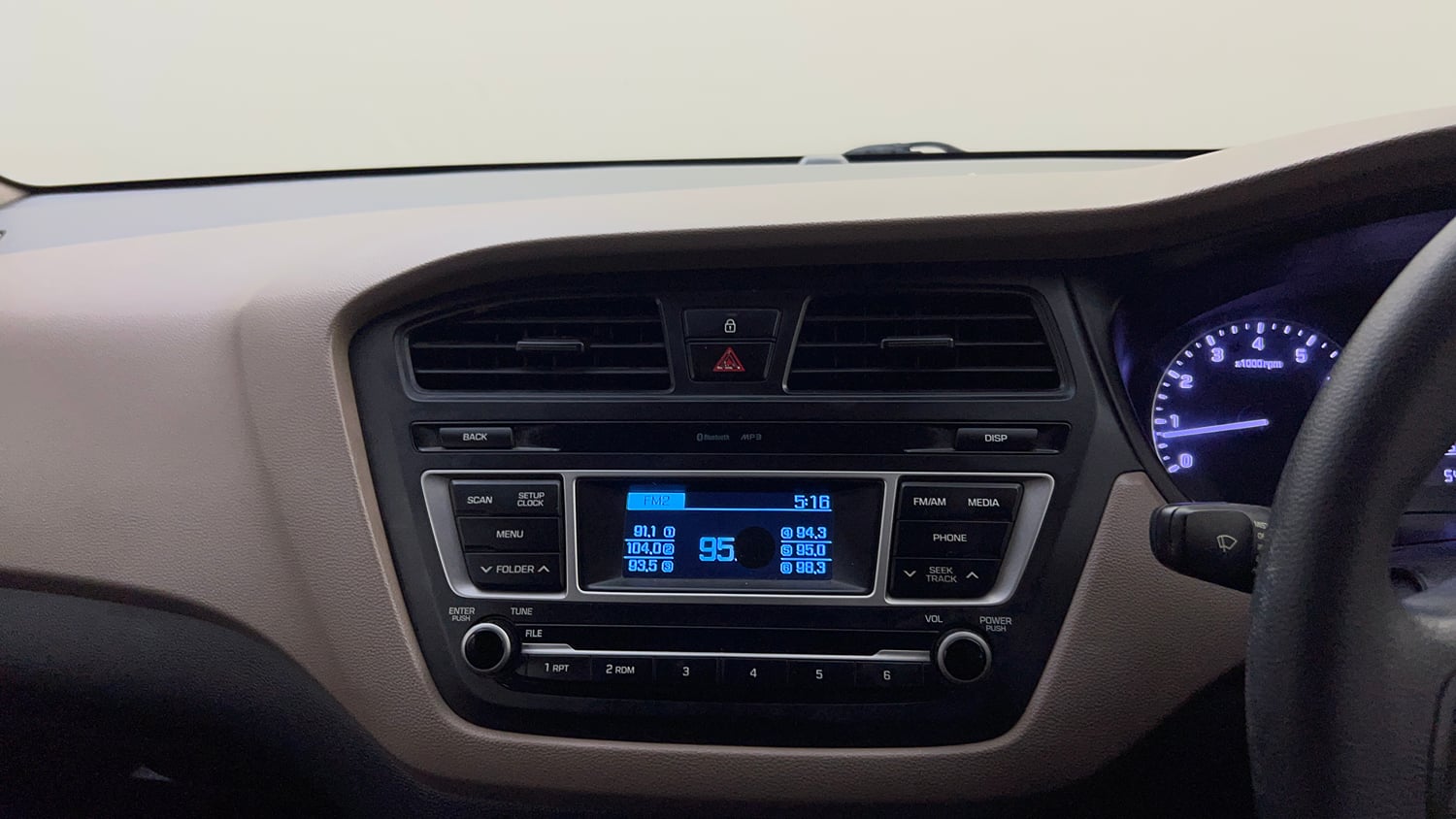 Used 2017 Hyundai Elite i20 Sportz 1.2 Petrol Manual top_features Integrated (in-dash) music system