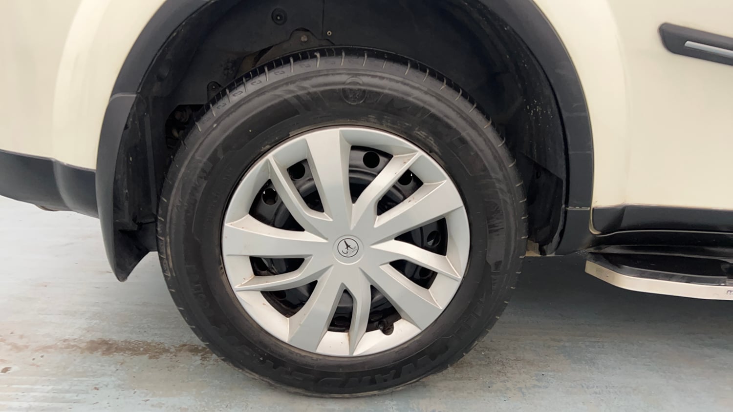 Used 2018 Mahindra XUV500 W7 AT Diesel Automatic tyres RIGHT REAR TYRE RIM VIEW