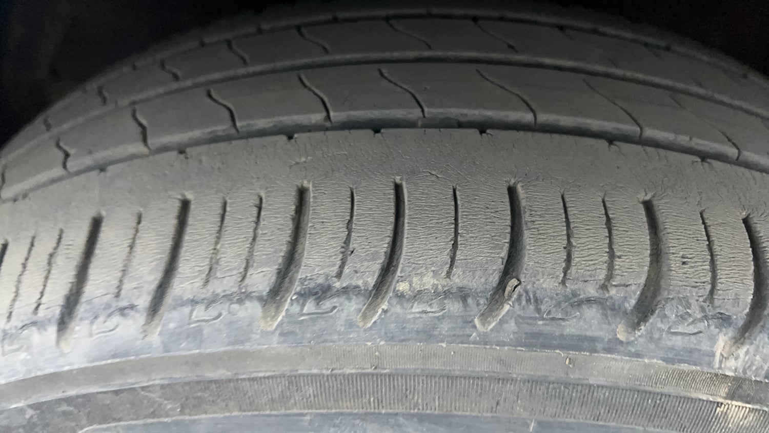 Used 2018 Maruti Suzuki Baleno Alpha 1.2 Petrol Manual tyres LEFT FRONT TYRE TREAD VIEW