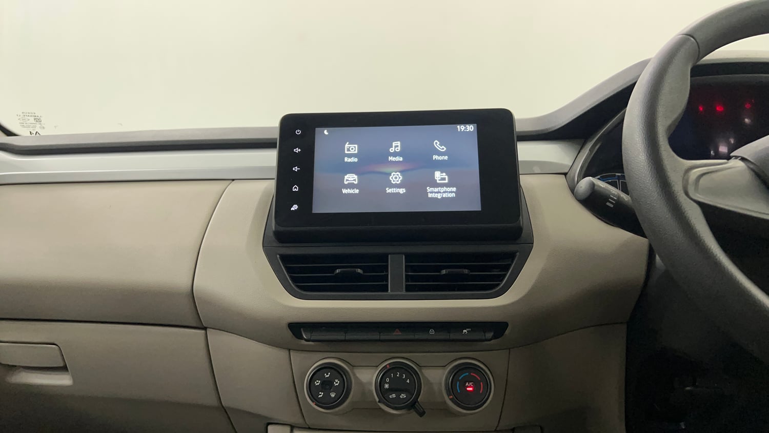 Used 2025 Renault Triber Evolution Petrol Manual interior MUSIC SYSTEM & AC CONTROL VIEW