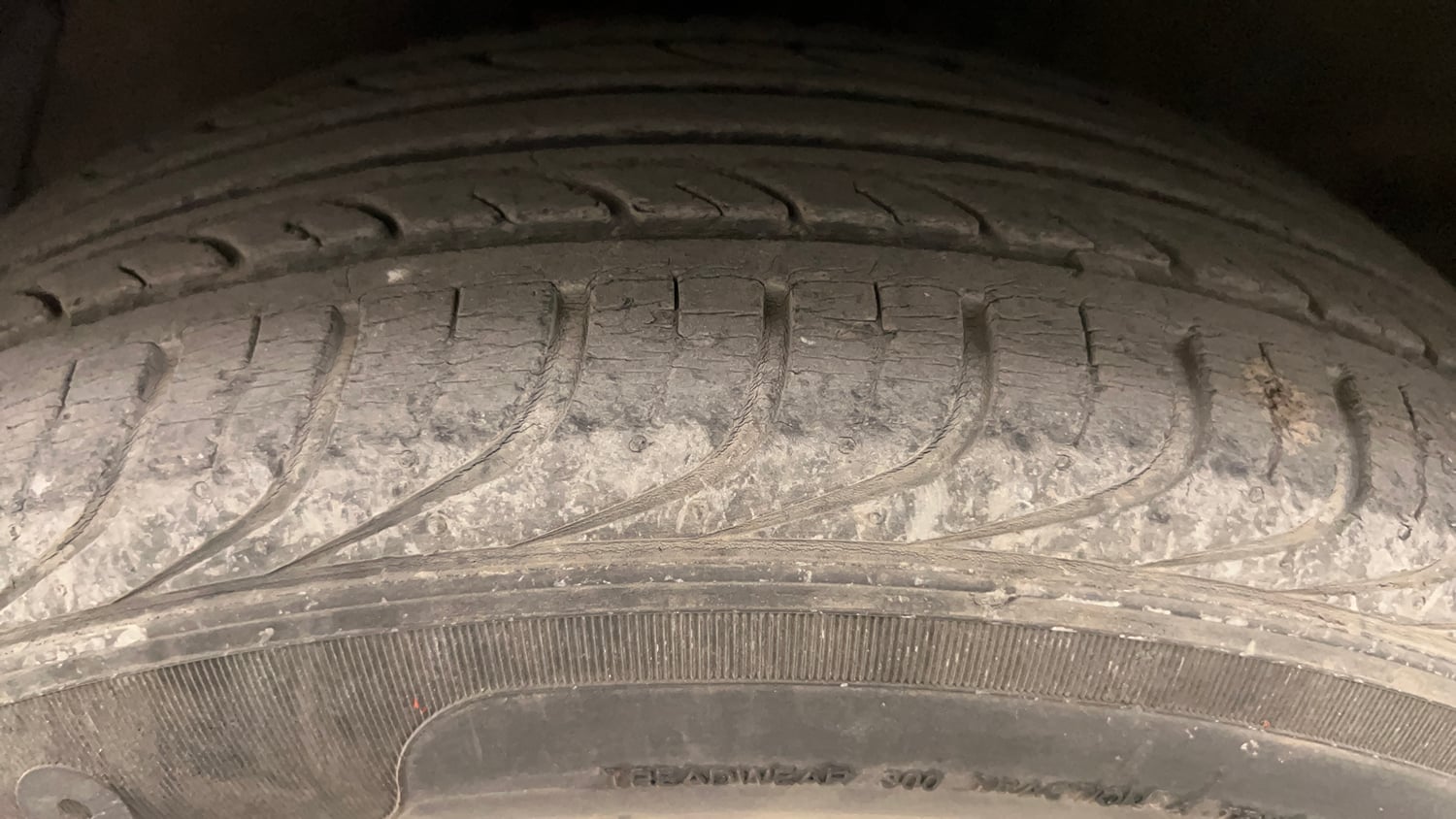 Used 2013 Hyundai i20 Magna 1.2 Petrol Manual tyres LEFT FRONT TYRE TREAD VIEW