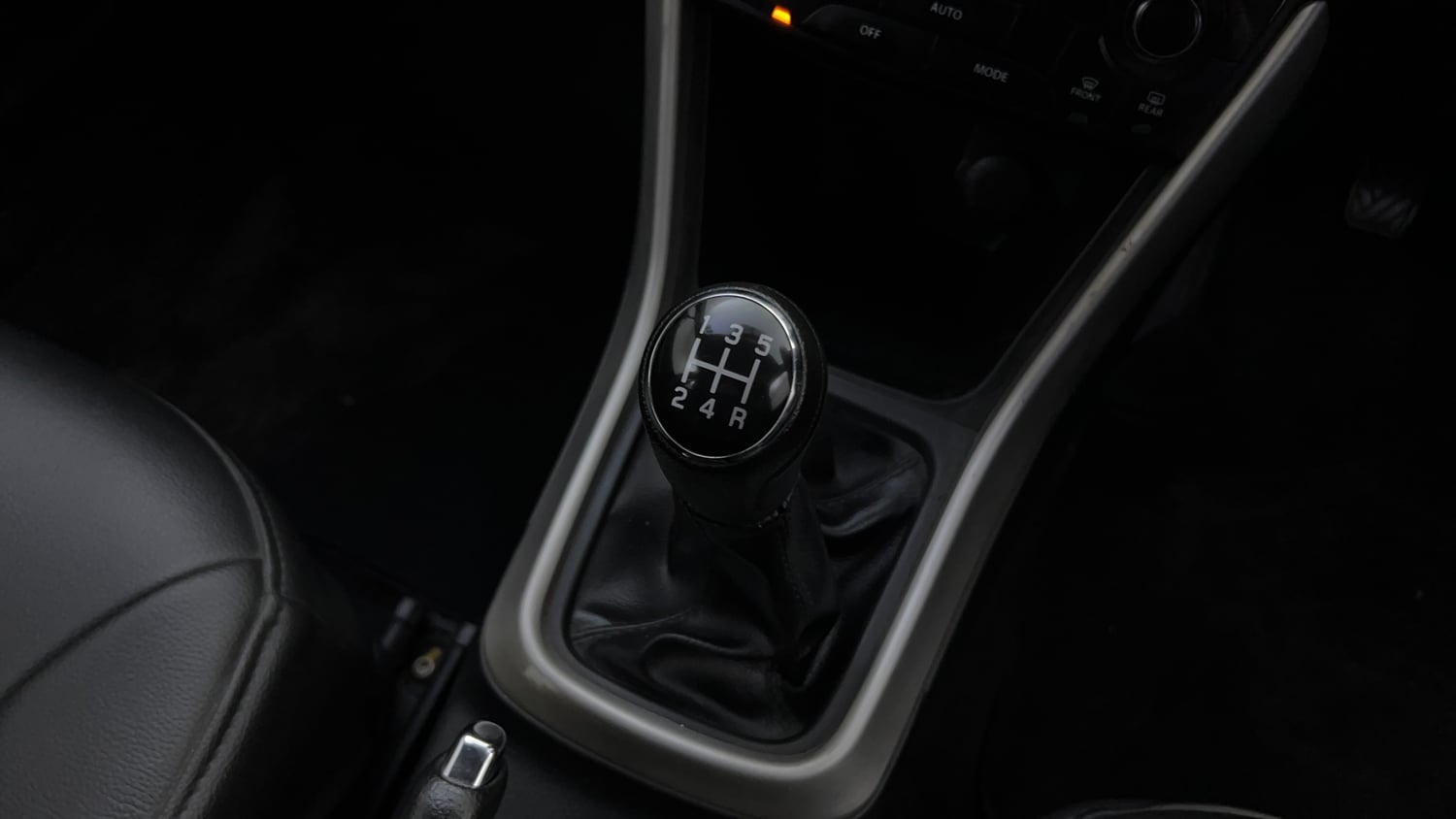 Used 2016 Maruti Suzuki S-Cross Zeta 1.3 Diesel Manual interior GEAR  KNOB VIEW