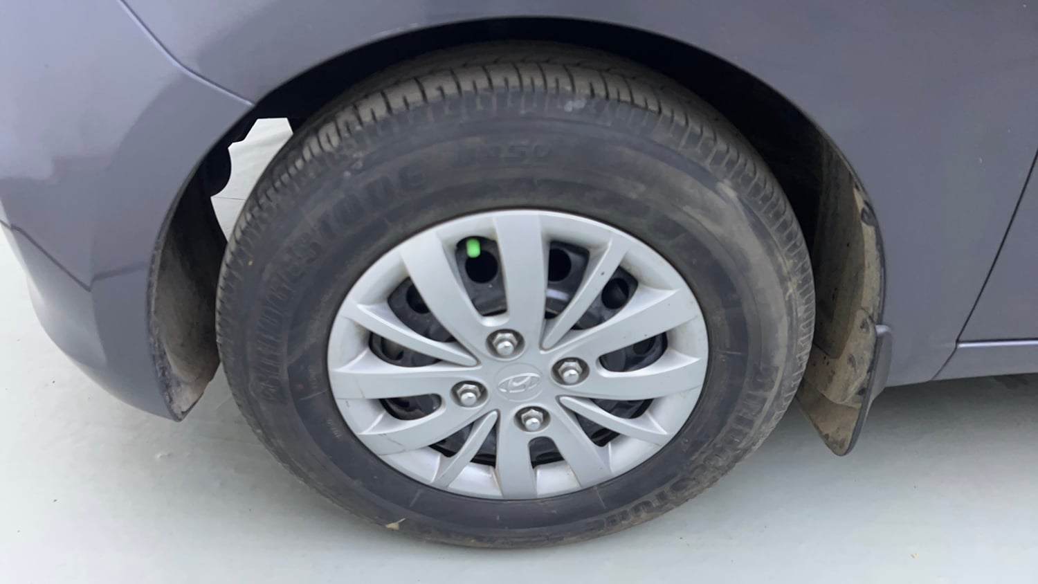 Used 2016 Hyundai i10 Sportz 1.1 iRDE2 Petrol Manual tyres LEFT FRONT TYRE RIM VIEW