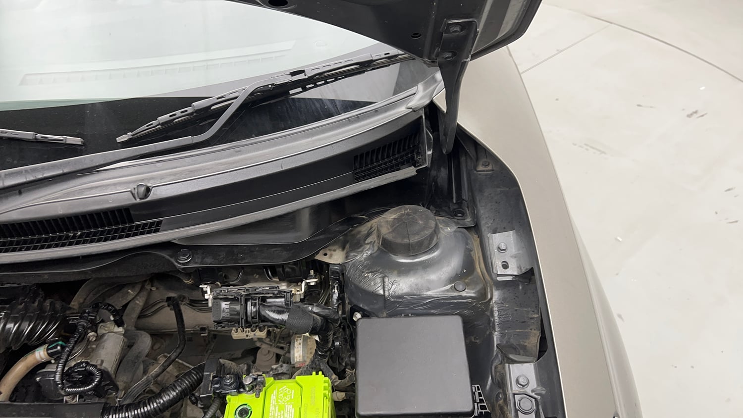 Used 2020 Maruti Suzuki Swift VXi Petrol Manual engine ENGINE LEFT SIDE HINGE & APRON VIEW