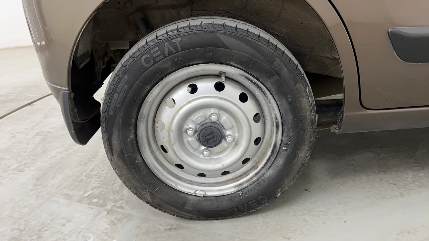 Used 2015 Maruti Suzuki Wagon R LXI CNG Cng Manual tyres RIGHT REAR TYRE RIM VIEW