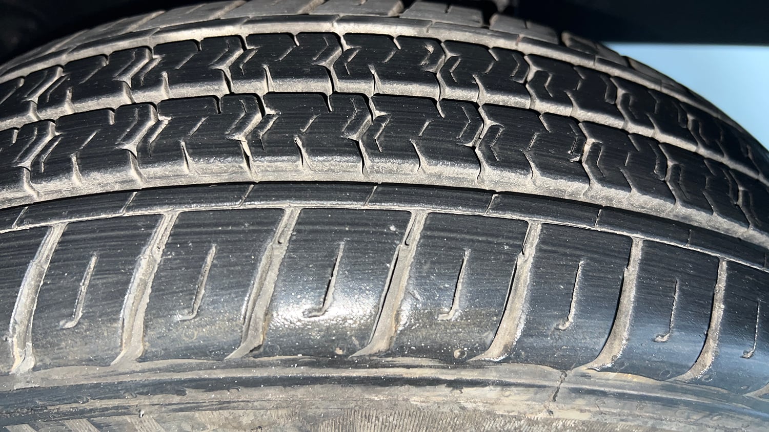 Used 2022 Maruti Suzuki Eeco 5 STR AC (O) Petrol Manual tyres RIGHT FRONT TYRE TREAD VIEW