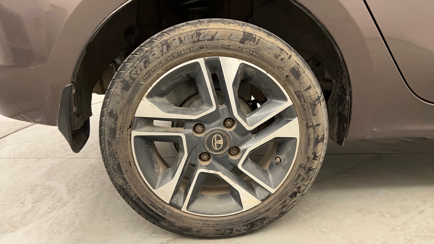 Used 2018 Tata Tigor Revotron XZA Petrol Automatic tyres RIGHT REAR TYRE RIM VIEW