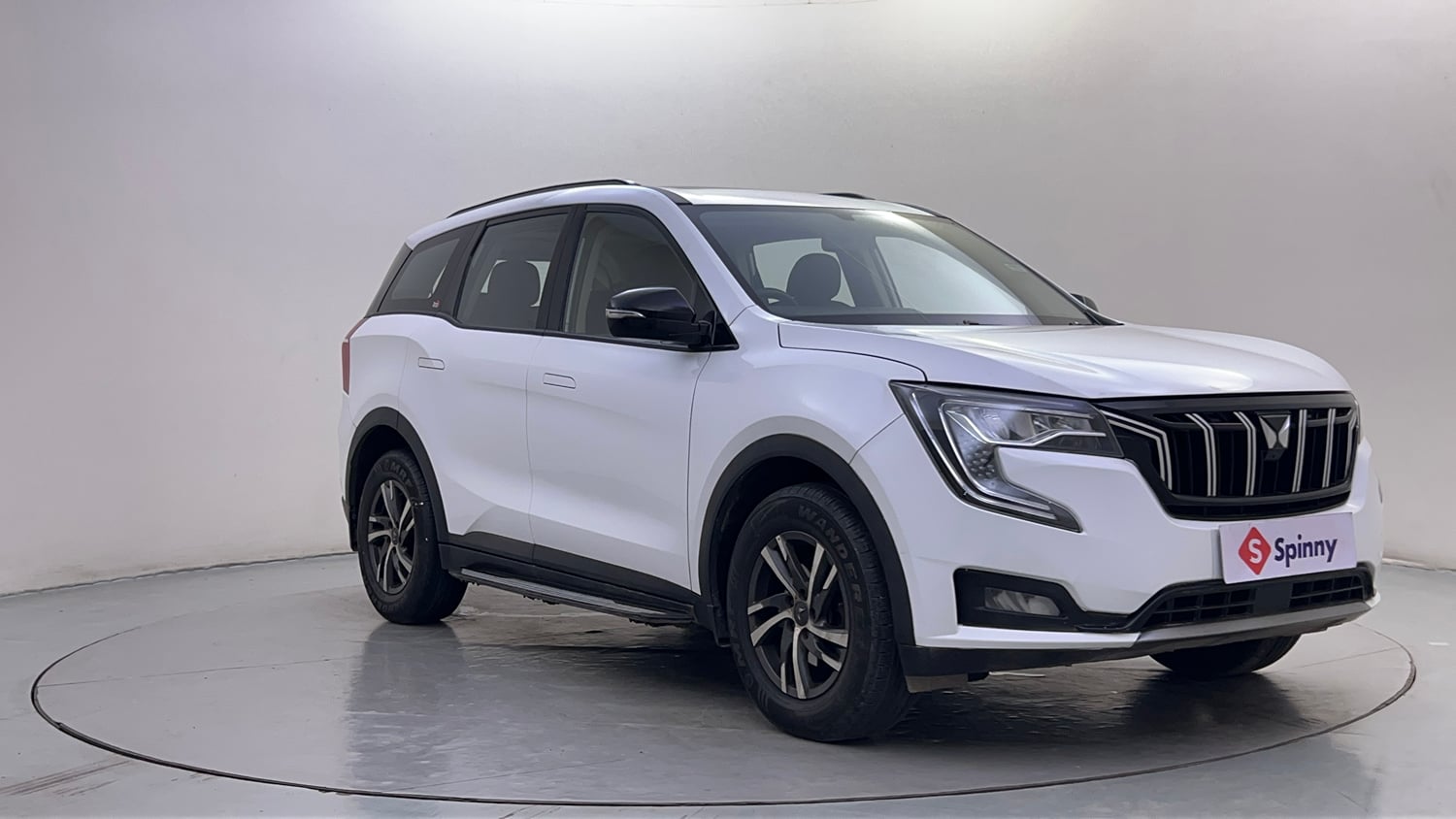 Used 2022 Mahindra XUV700 AX 5 Diesel AT 7 STR Diesel Automatic exterior RIGHT FRONT CORNER VIEW