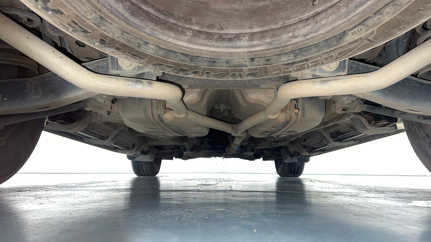 Used 2018 Mahindra XUV500 W7 AT Diesel Automatic extra REAR UNDERBODY VIEW (TAKEN FROM REAR)