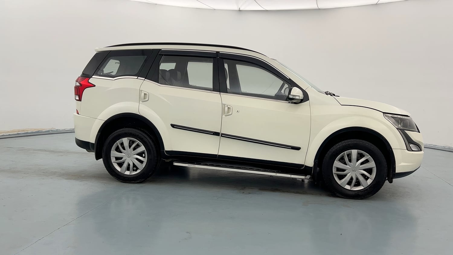 Used 2018 Mahindra XUV500 W7 AT Diesel Automatic exterior RIGHT SIDE VIEW