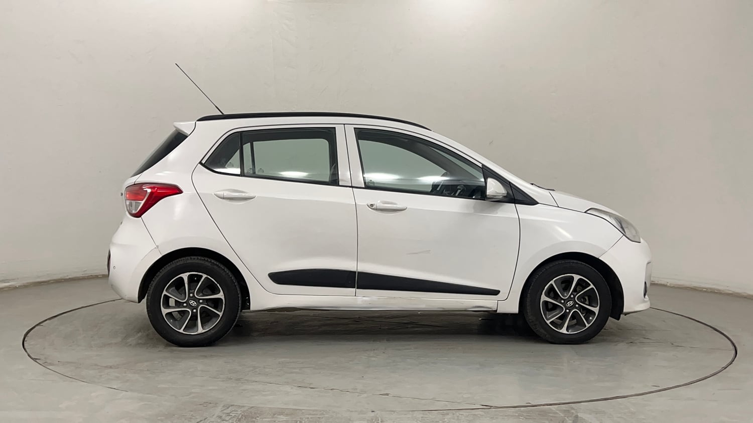 Used 2018 Hyundai Grand i10 Sportz (O) AT 1.2 Kappa VTVT Petrol Automatic exterior RIGHT SIDE VIEW