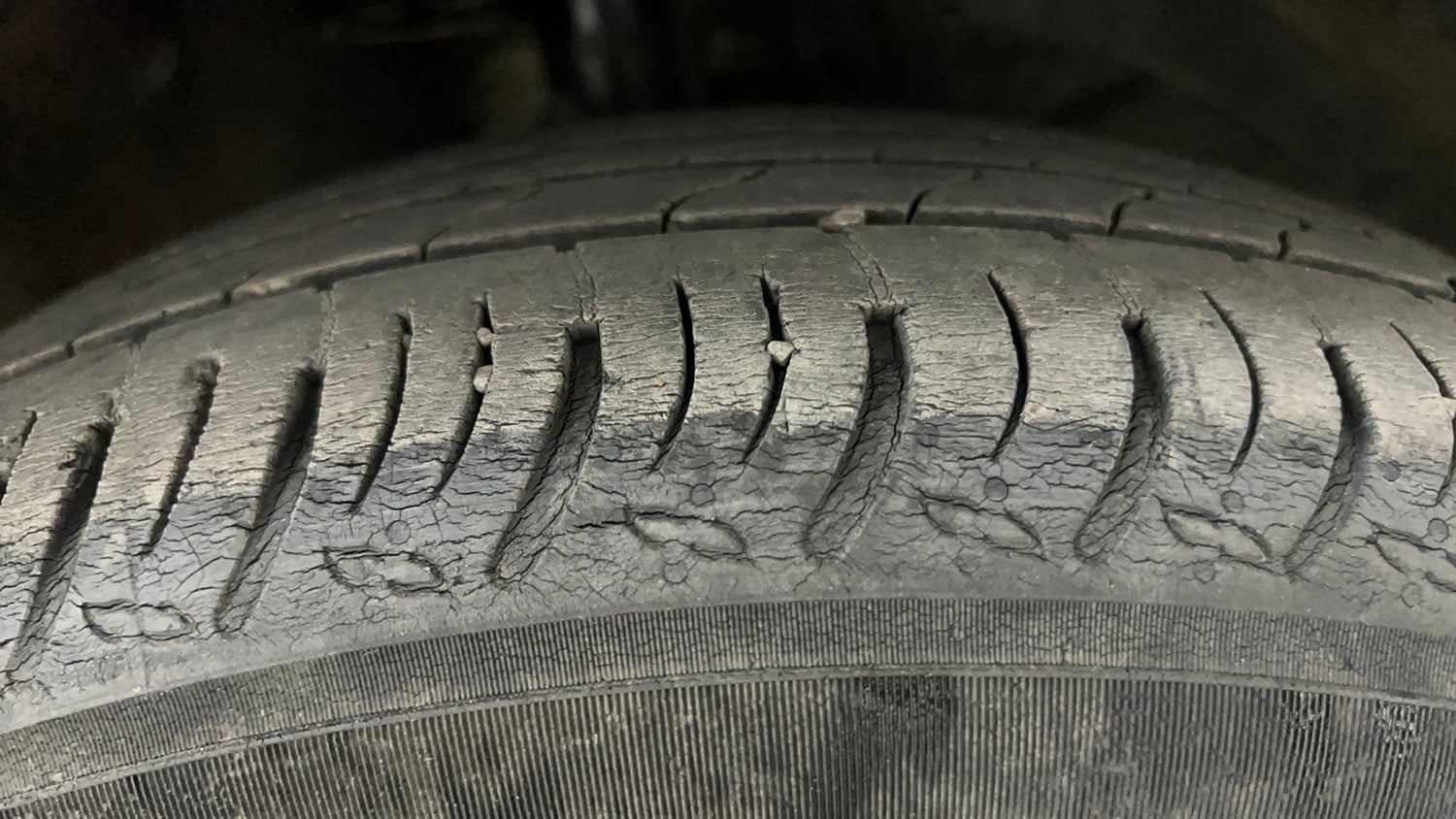 Used 2022 Maruti Suzuki XL6 Alpha MT Petrol Petrol Manual tyres RIGHT FRONT TYRE TREAD VIEW