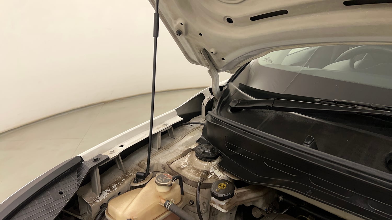 Used 2021 Hyundai Venue SX 1.0 Turbo Petrol Manual engine ENGINE RIGHT SIDE HINGE & APRON VIEW