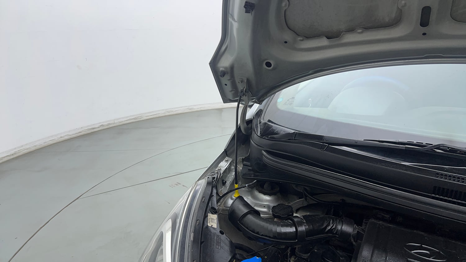Used 2019 Hyundai Xcent SX Petrol Manual engine ENGINE RIGHT SIDE HINGE & APRON VIEW