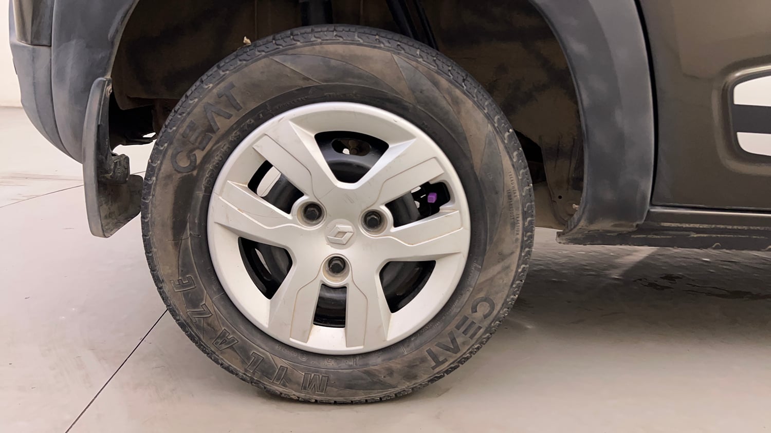 Used 2017 Renault Kwid 1.0 RXL AMT Petrol Automatic tyres RIGHT REAR TYRE RIM VIEW
