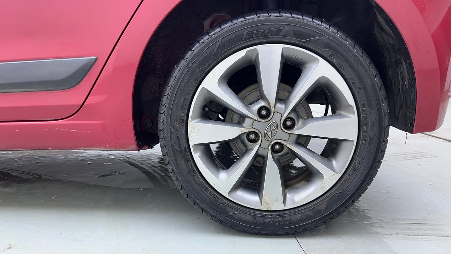 Used 2015 Hyundai Elite i20 Asta 1.2 Petrol Manual tyres LEFT REAR TYRE RIM VIEW