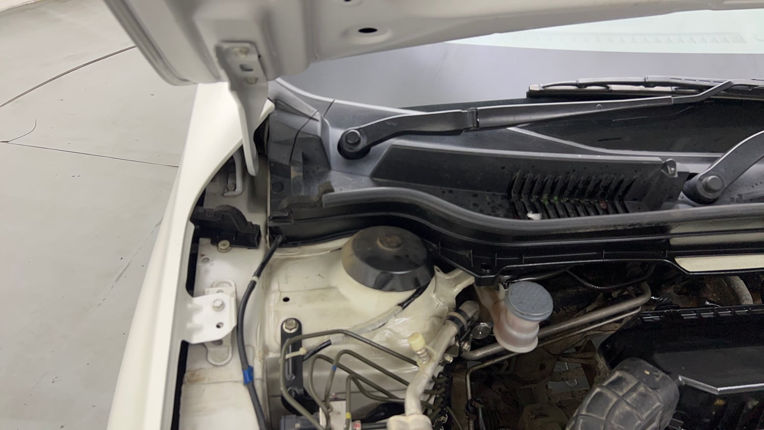 Used 2021 Toyota Urban Cruiser Mid Grade AT Petrol Automatic engine ENGINE RIGHT SIDE HINGE & APRON VIEW