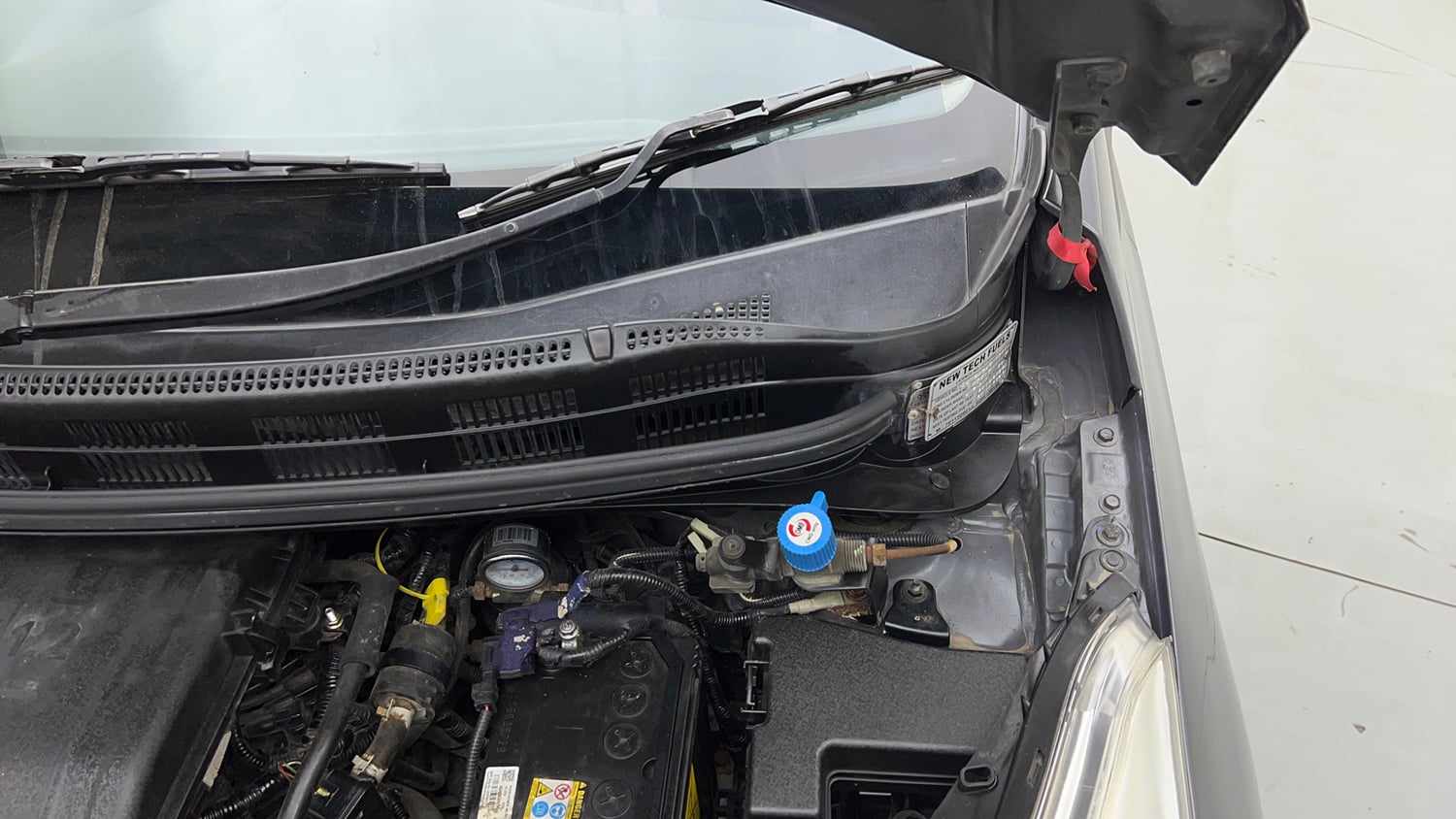 Used 2017 Hyundai Grand i10 Sportz (O) 1.2 kappa VTVT CNG (Outside Fitted) Cng Manual engine ENGINE LEFT SIDE HINGE & APRON VIEW