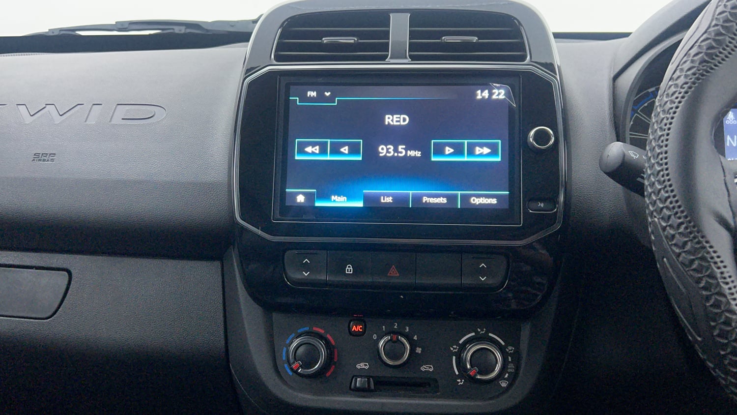 Used 2025 Renault Kwid RXT 1.0L AMT Petrol Automatic interior MUSIC SYSTEM & AC CONTROL VIEW