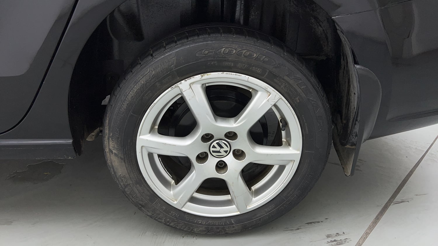 Used 2013 Volkswagen Vento Highline Petrol AT Petrol Automatic tyres LEFT REAR TYRE RIM VIEW