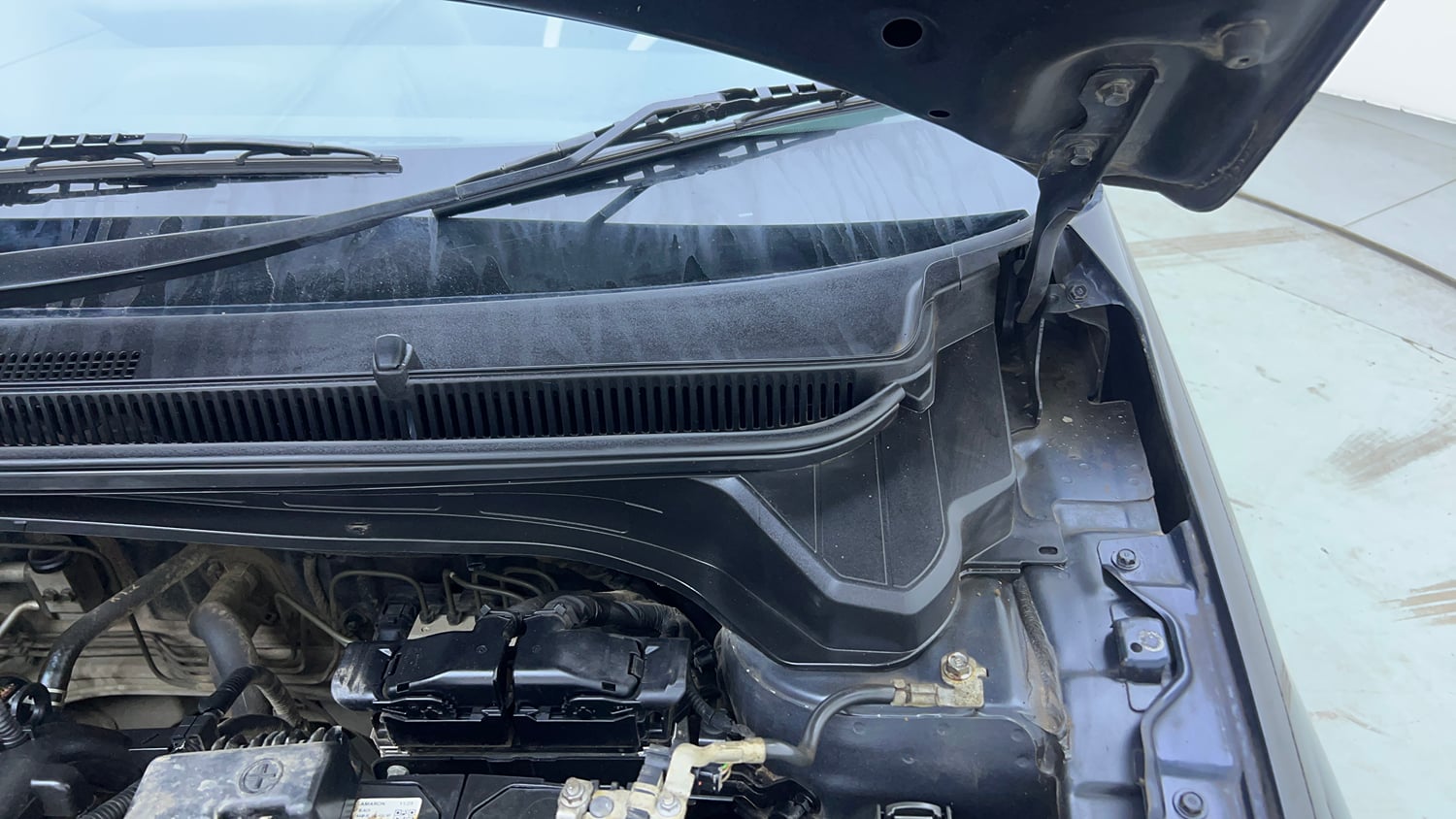 Used 2022 Hyundai i20 Sportz 1.2 MT Petrol Manual engine ENGINE LEFT SIDE HINGE & APRON VIEW