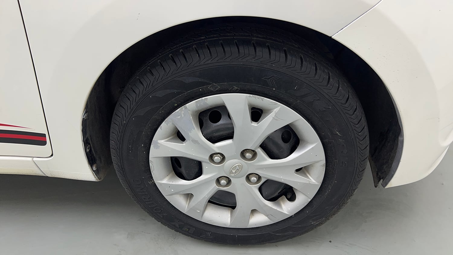 Used 2016 Hyundai Grand i10 Anniversary Edition Petrol Manual tyres RIGHT FRONT TYRE RIM VIEW