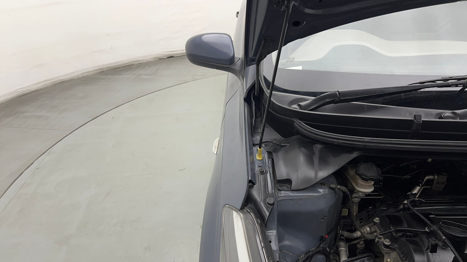Used 2015 Hyundai Elite i20 Magna 1.2 Petrol Manual engine ENGINE RIGHT SIDE HINGE & APRON VIEW