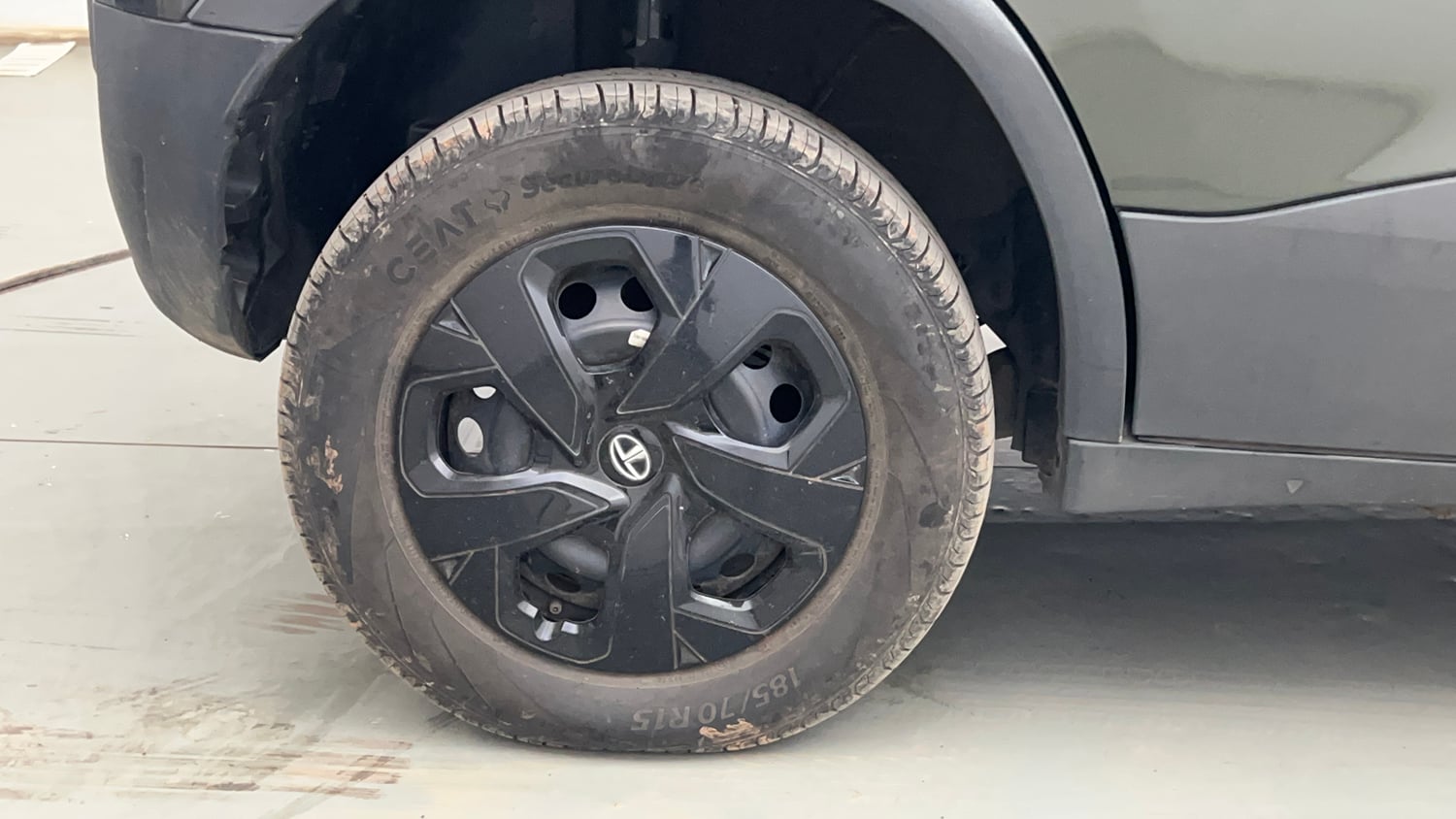 Used 2023 Tata Punch Camo Adventure Rhythm MT Petrol Manual tyres RIGHT REAR TYRE RIM VIEW