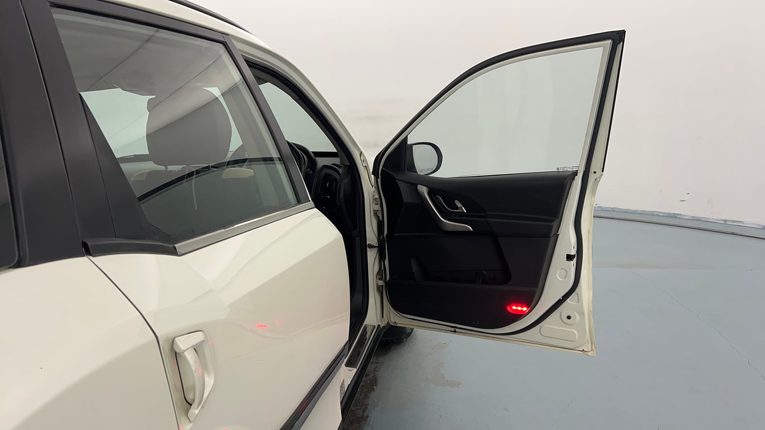 Used 2018 Mahindra XUV500 W9 Diesel Manual interior RIGHT FRONT DOOR OPEN VIEW