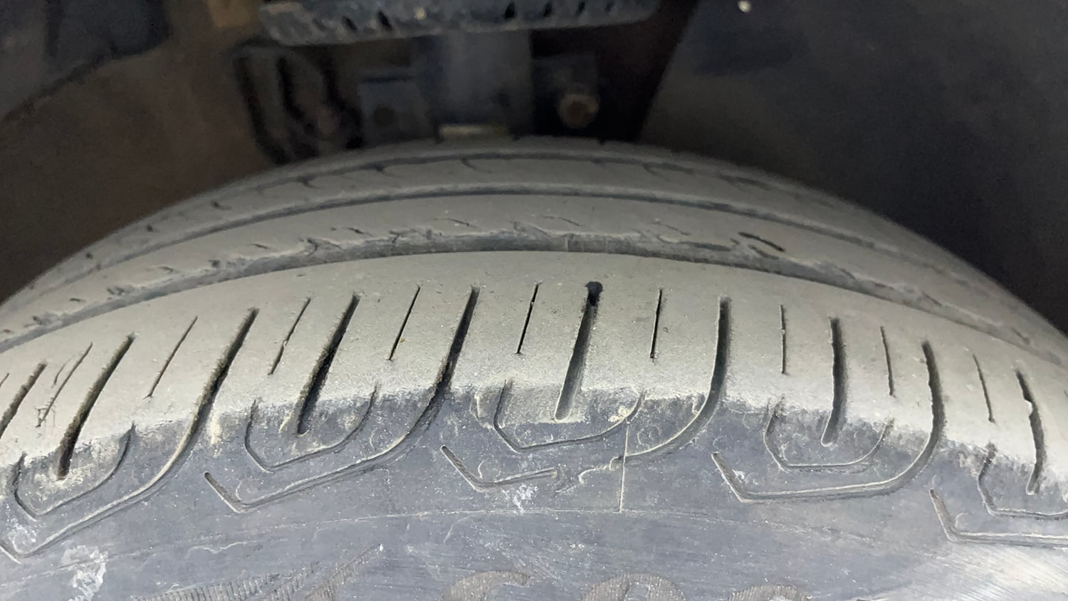 Used 2016 Volkswagen Ameo Highline 1.5L AT Diesel Automatic tyres RIGHT FRONT TYRE TREAD VIEW