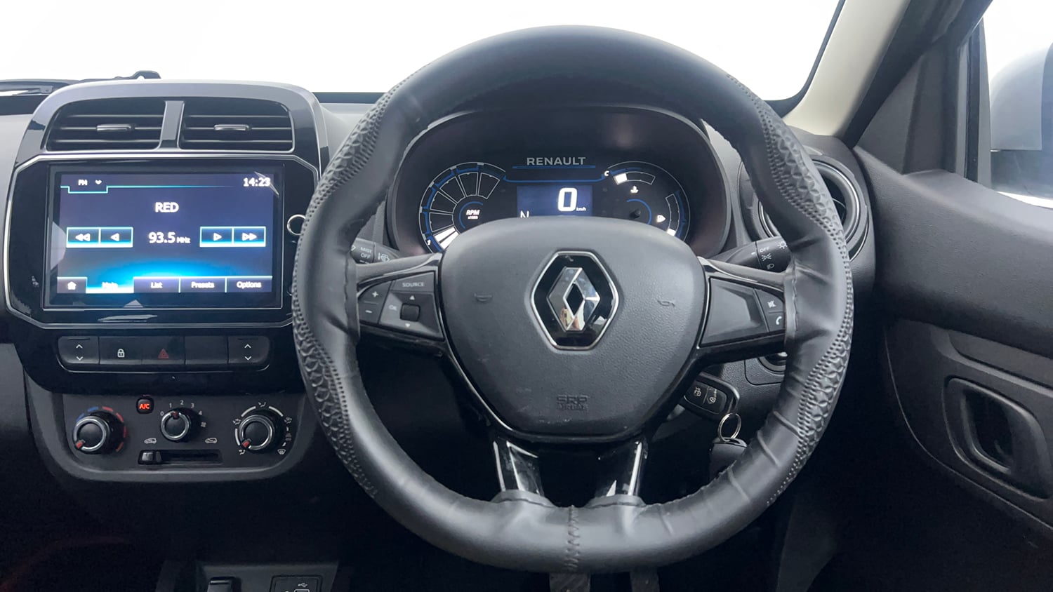 Used 2025 Renault Kwid RXT 1.0L AMT Petrol Automatic interior STEERING VIEW