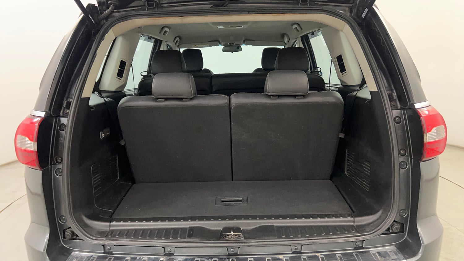 Used 2017 Tata Hexa XTA 4x2 7 STR Diesel Automatic interior DICKY INSIDE VIEW