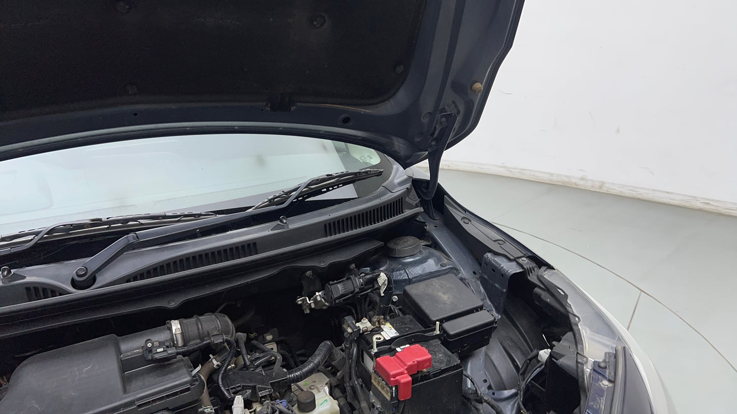 Used 2024 Maruti Suzuki Baleno Alpha AGS Petrol Automatic engine ENGINE LEFT SIDE HINGE & APRON VIEW