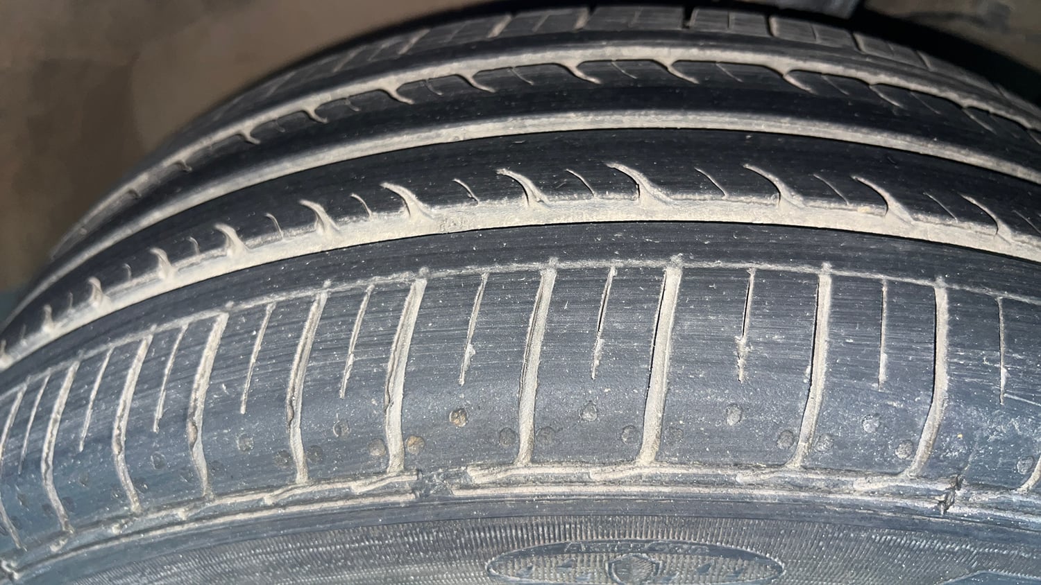 Used 2016 Maruti Suzuki Swift ZXi Petrol Manual tyres RIGHT FRONT TYRE TREAD VIEW