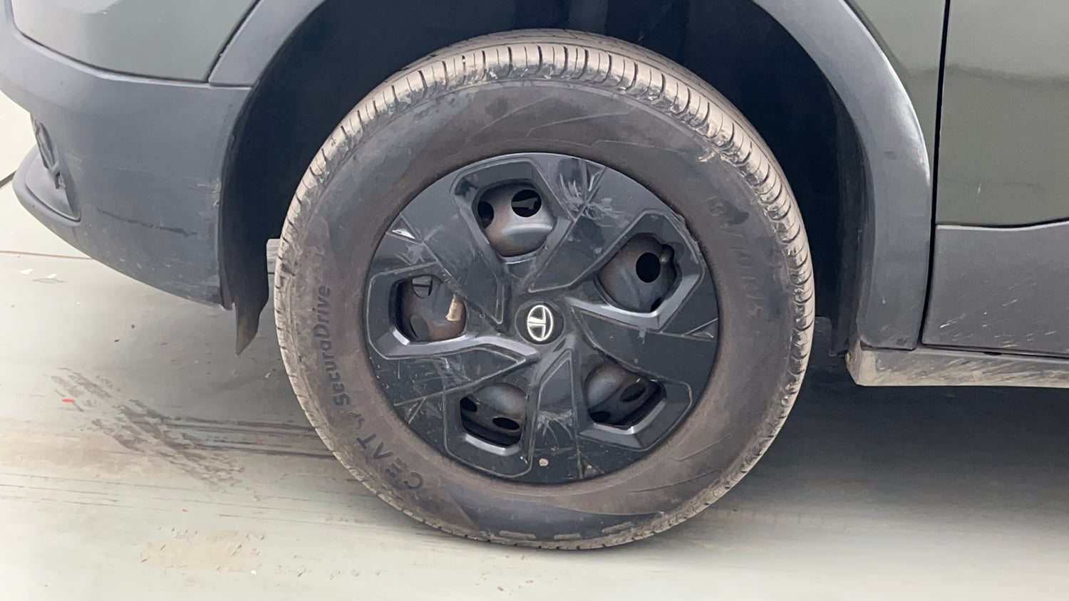 Used 2023 Tata Punch Camo Adventure Rhythm MT Petrol Manual tyres LEFT FRONT TYRE RIM VIEW