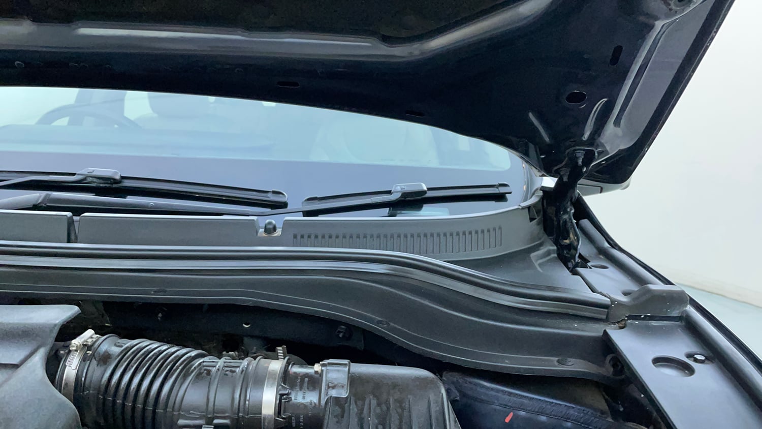 Used 2026 Mahindra XUV700 AX 7 Petrol AT Luxury Pack 7 STR Petrol Automatic engine ENGINE LEFT SIDE HINGE & APRON VIEW