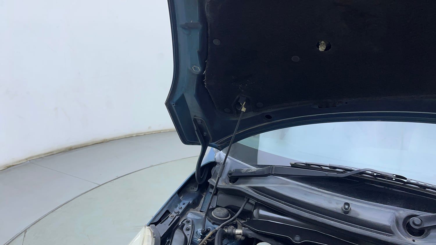 Used 2014 Maruti Suzuki Swift Dzire VDI Diesel Manual engine ENGINE RIGHT SIDE HINGE & APRON VIEW