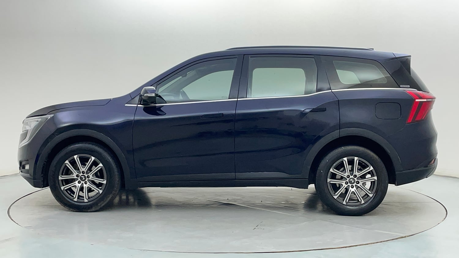 Used 2026 Mahindra XUV700 AX 7 Petrol AT Luxury Pack 7 STR Petrol Automatic exterior LEFT SIDE VIEW